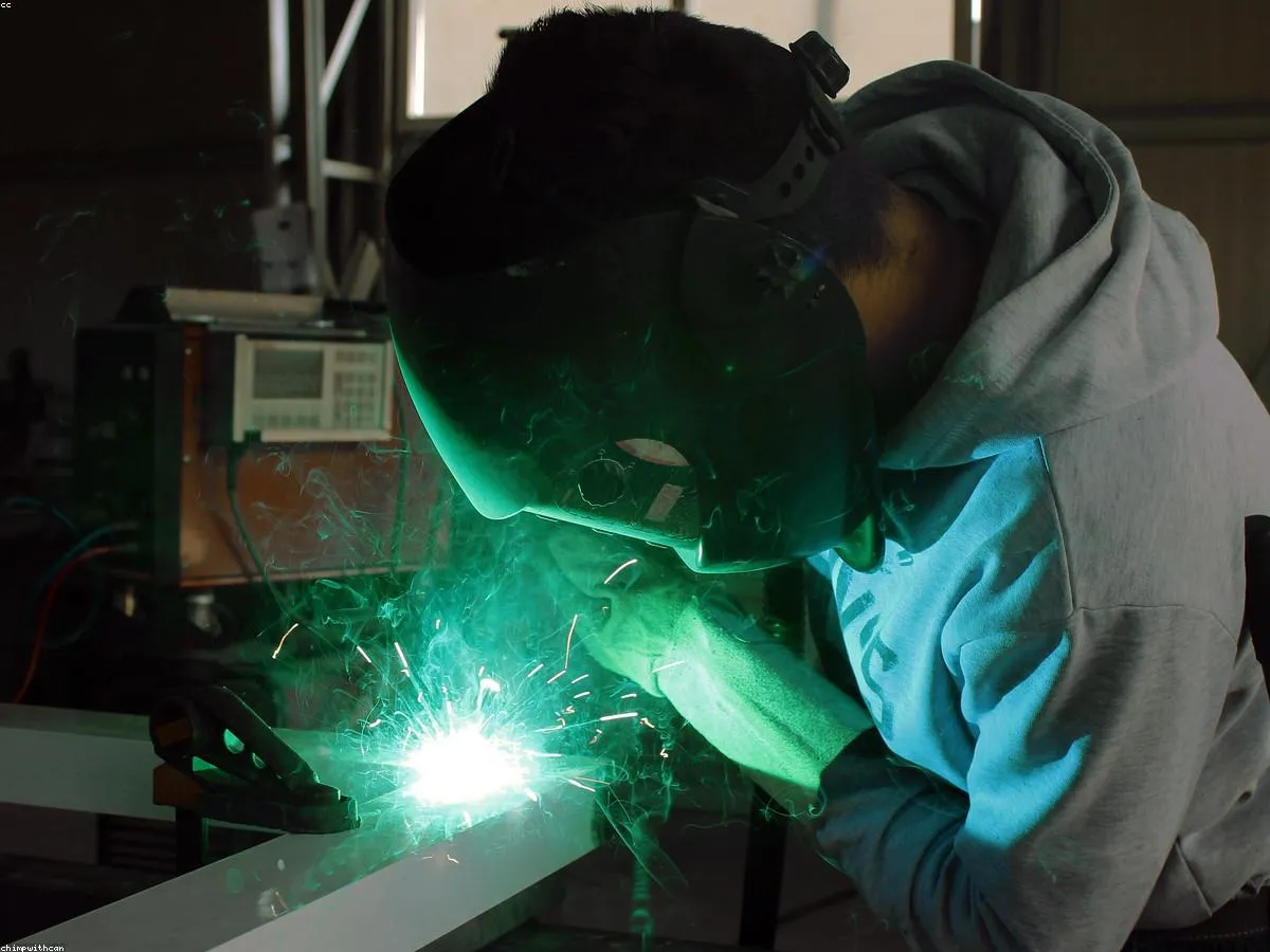 Monteur bei der Arbeit in einer Industrieanlage